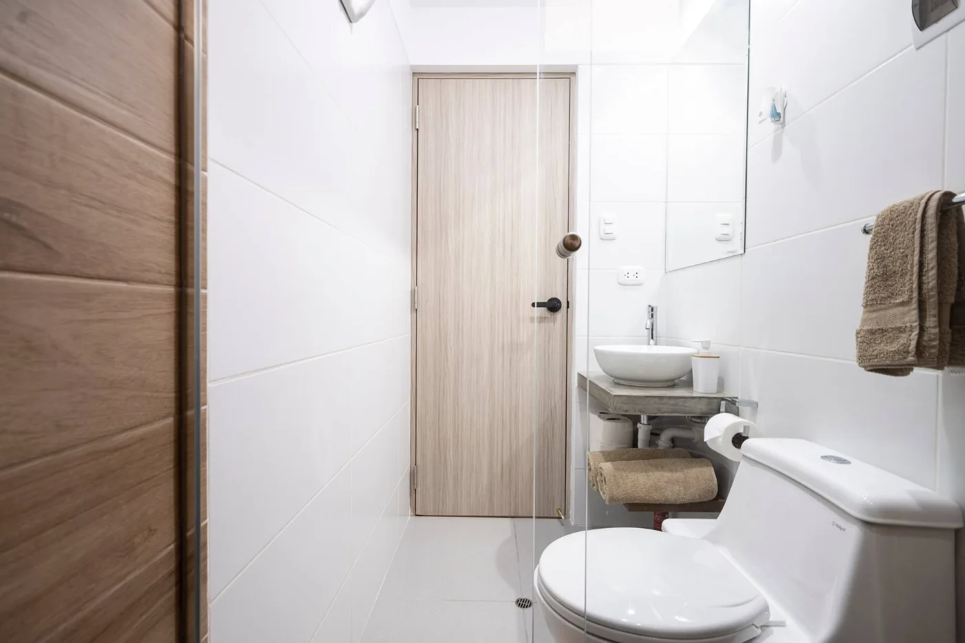 Baño con lavabo y espejo