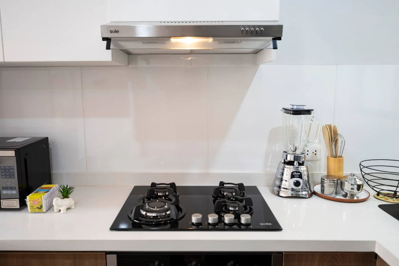 Cocina con campana y encimera