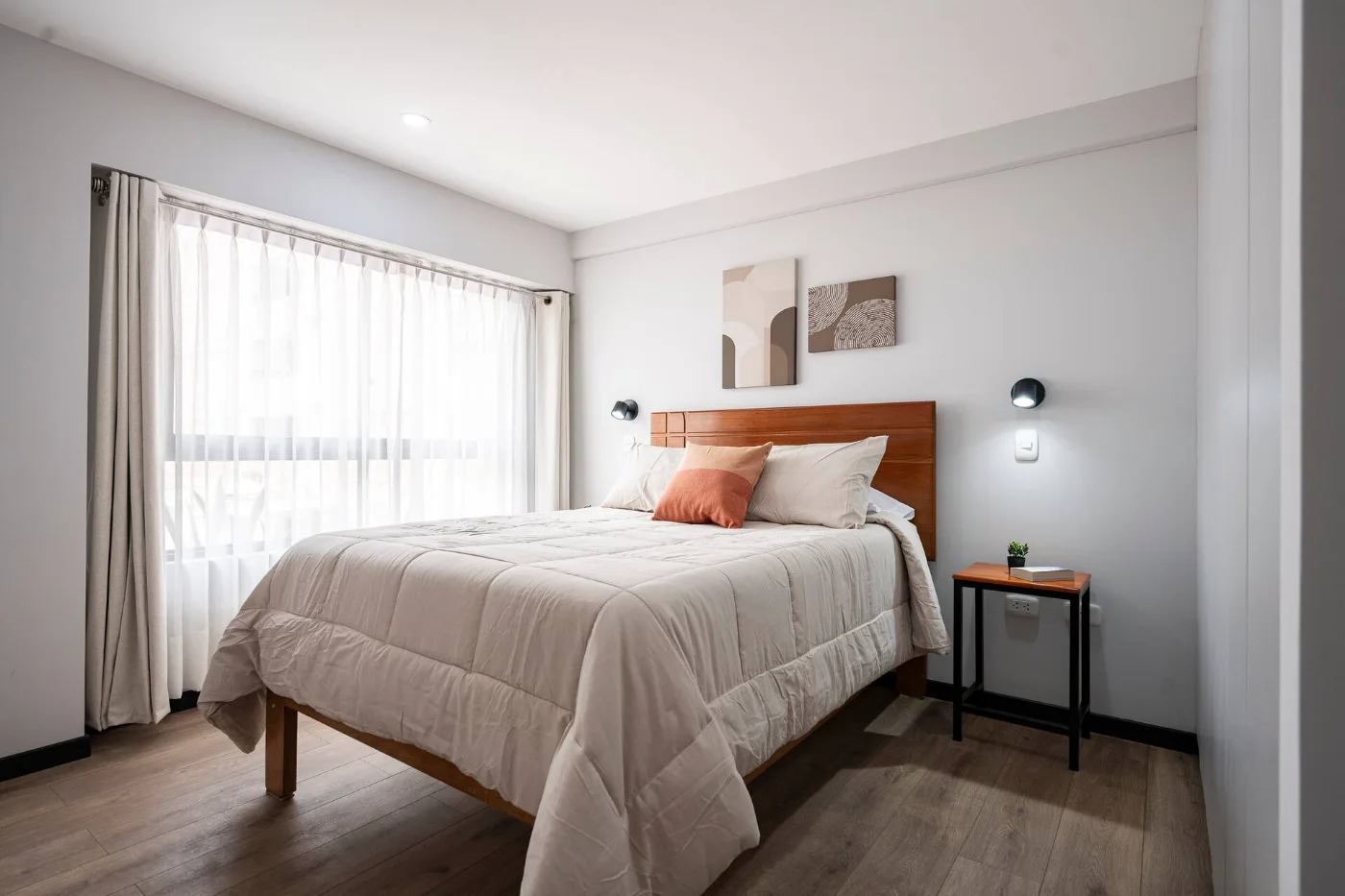 Dormitorio con cabecera de madera