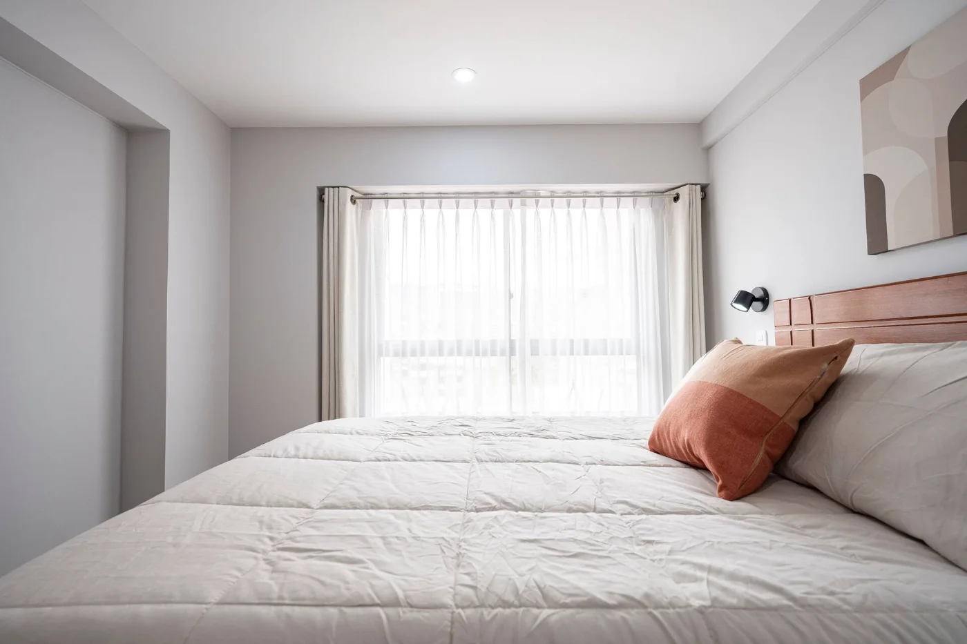Dormitorio con cama grande