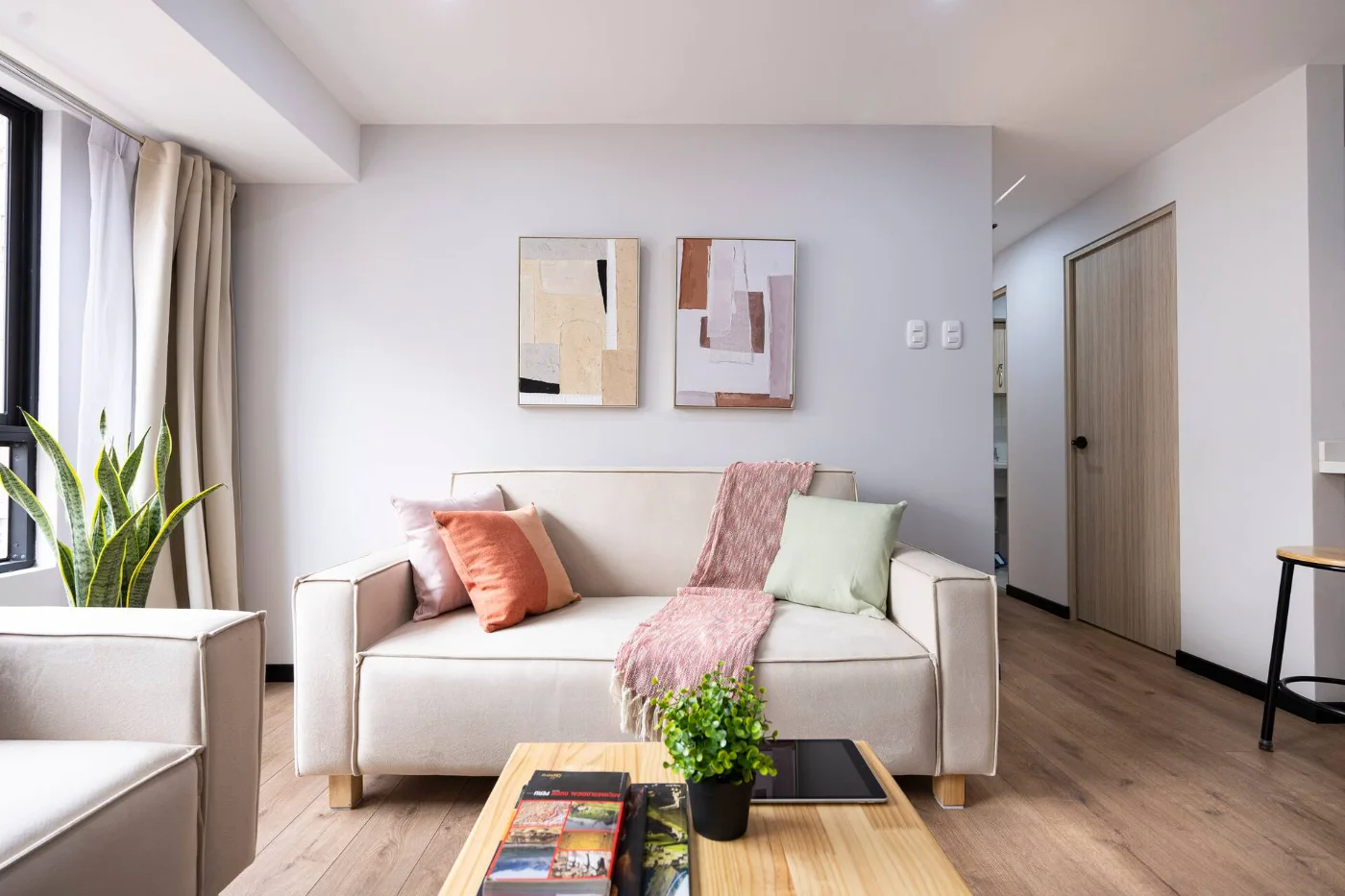 Sala con sofá y mesa de centro